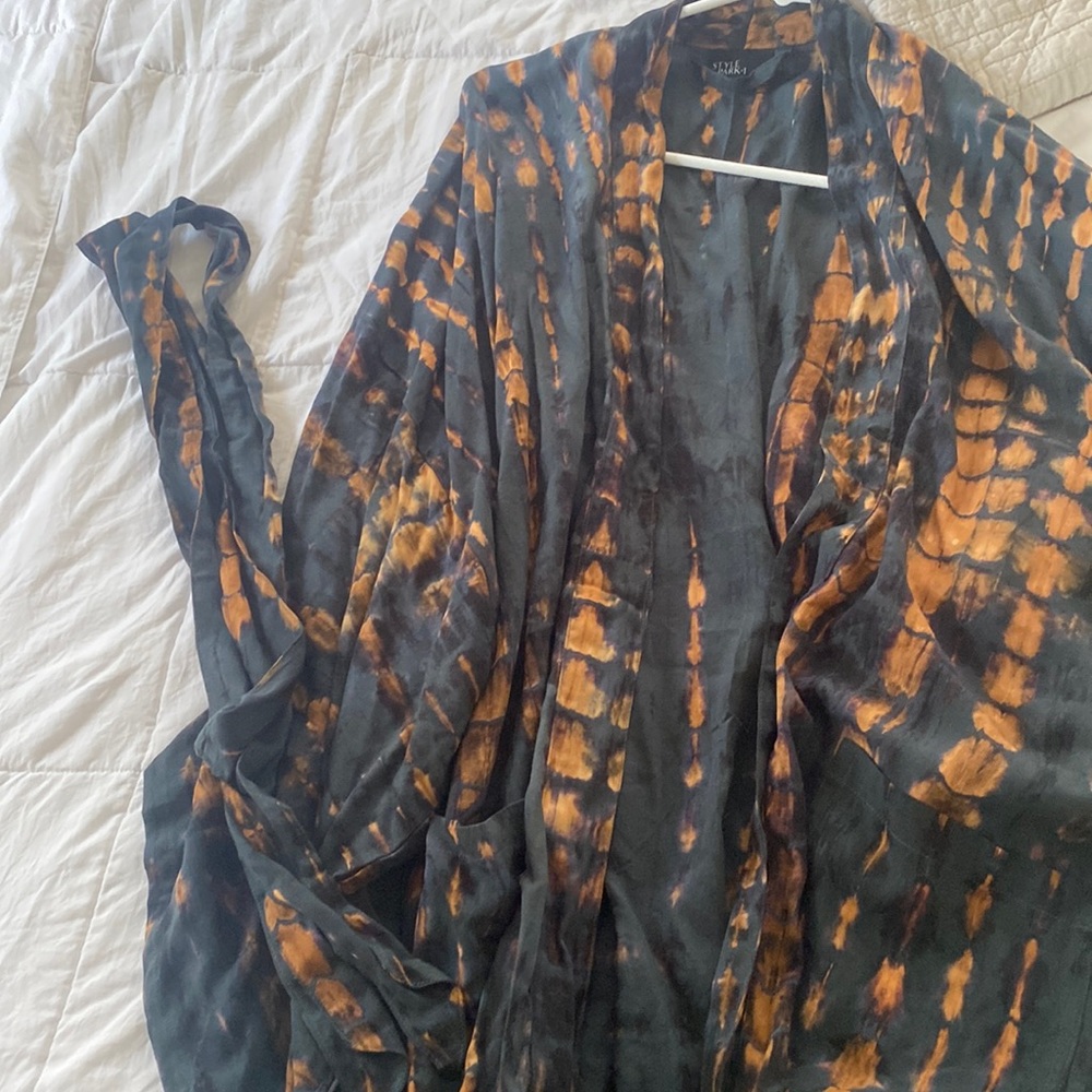 Long robe/jacket with belt.